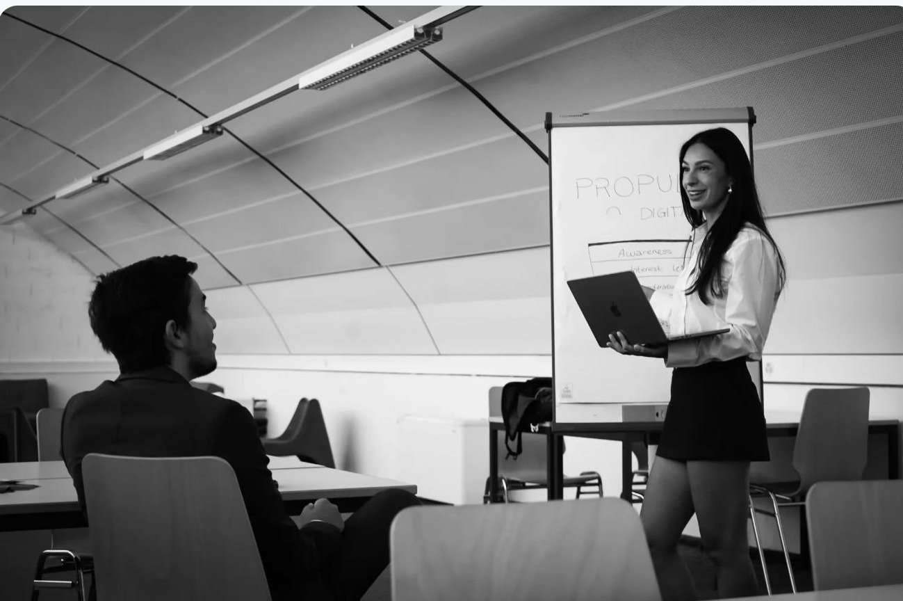 Elise présente une stratégie au tableau