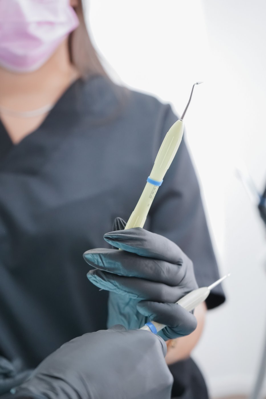 Shooting en clinique : assistante et instruments