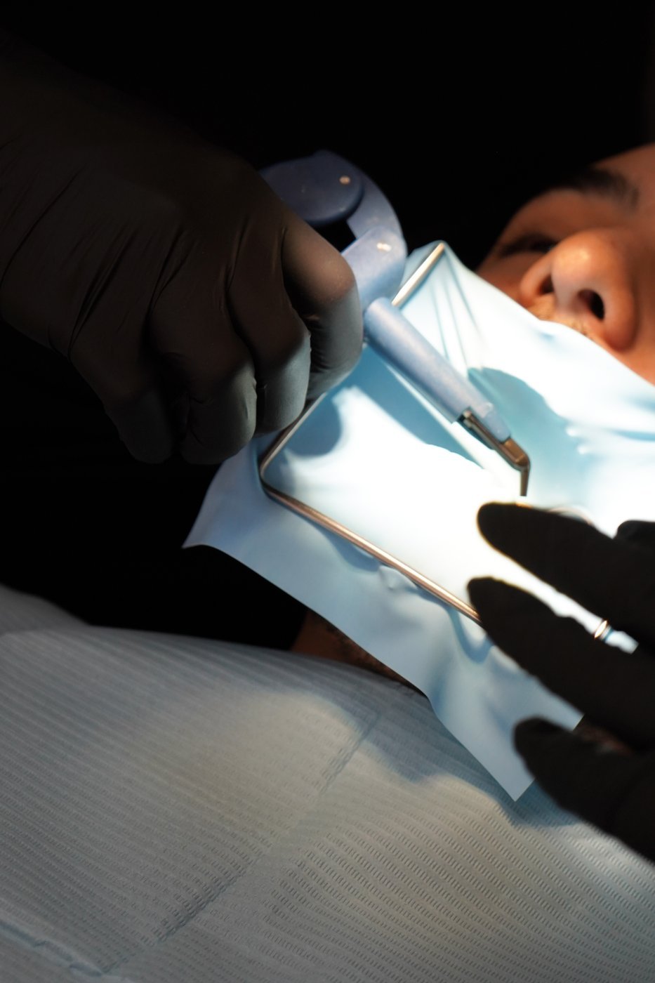 Shooting en clinique : soin sous la lampe