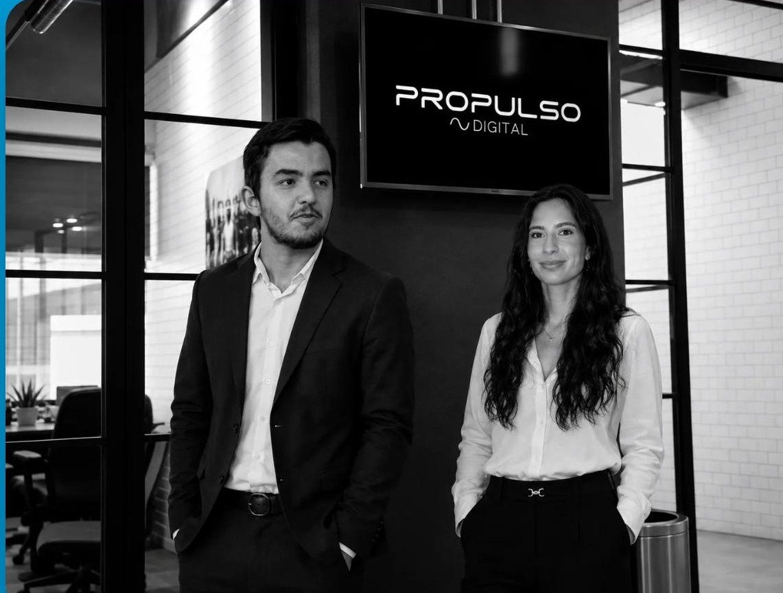 Elise et Théo devant le logo Propulso Digital